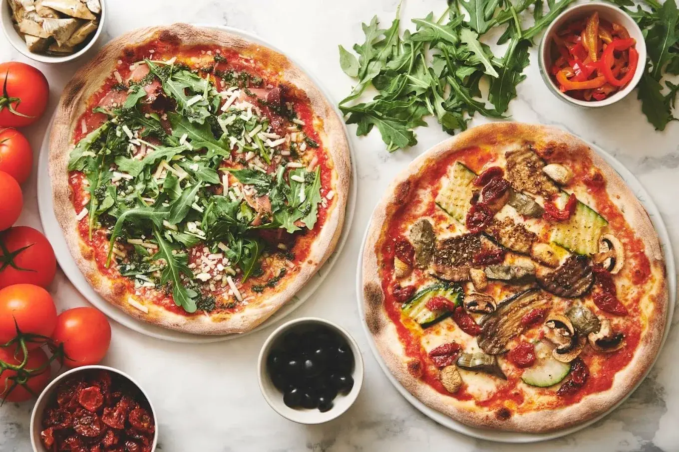 To pizzaer med rucola, parmaskinke og grillede grøntsager